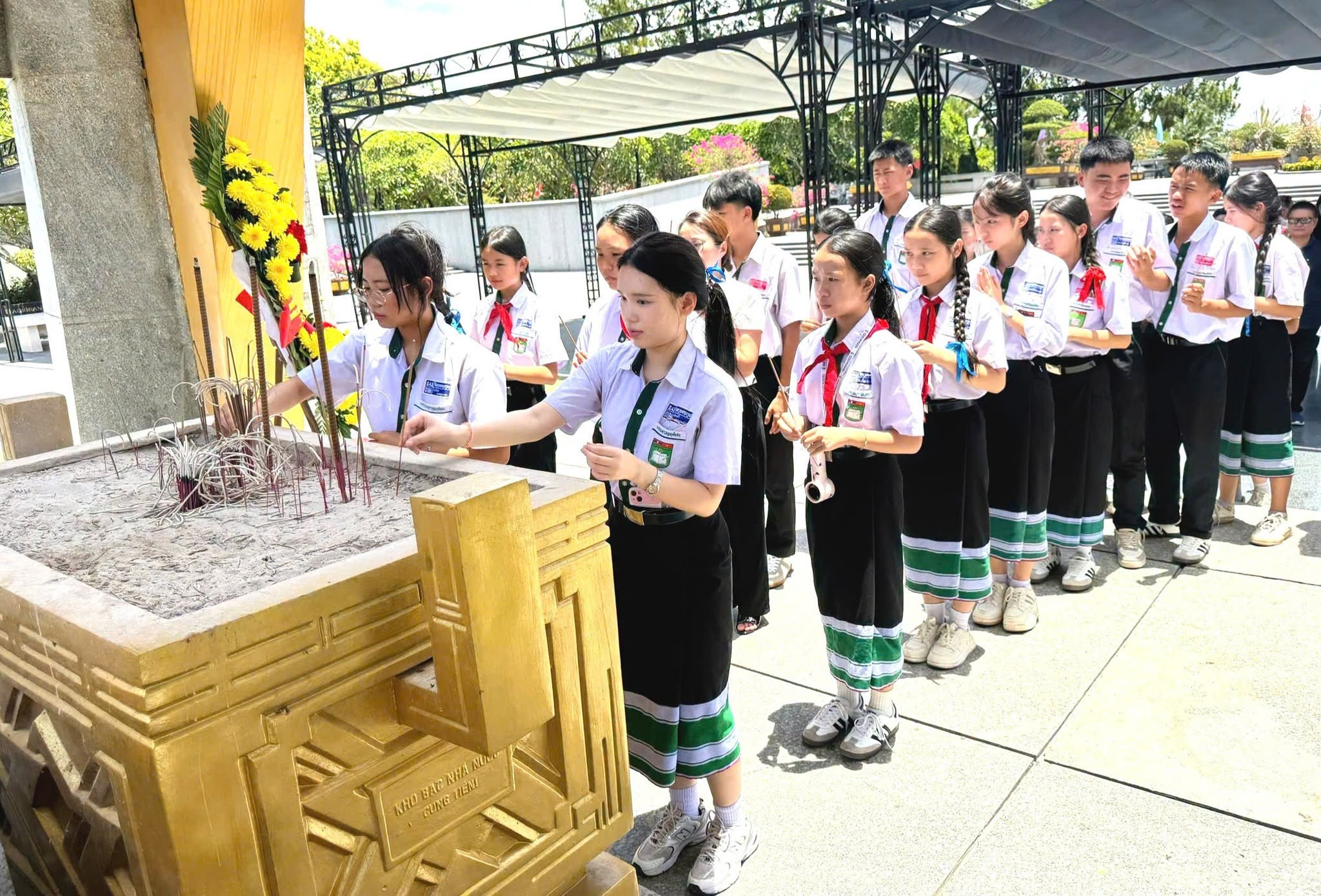 Học sinh Trường song ngữ Lào - Việt Nam Nguyễn Du thăm, trải nghiệm văn hóa, lịch sử Việt