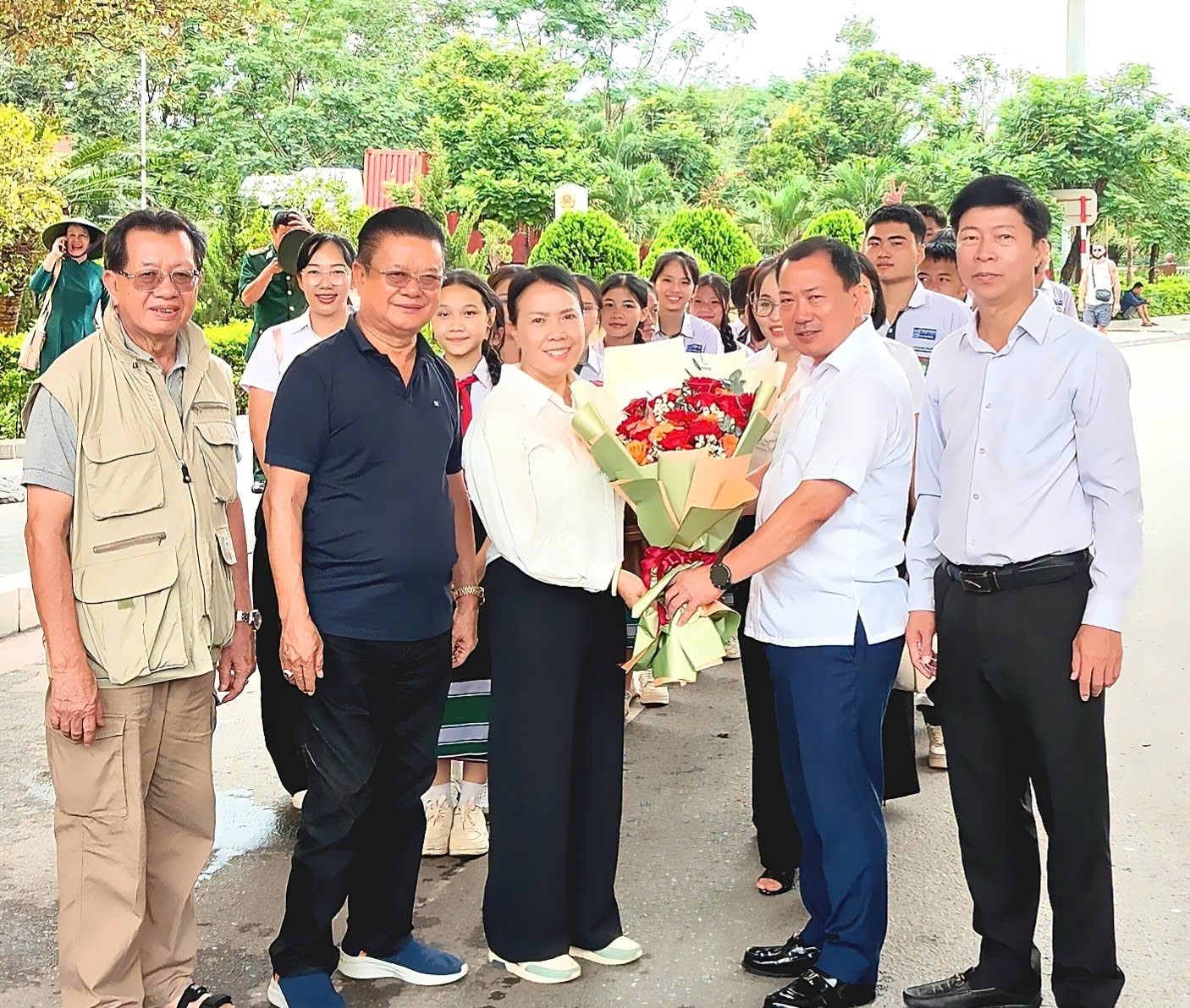 Học sinh Trường song ngữ Lào - Việt Nam Nguyễn Du thăm, trải nghiệm văn hóa, lịch sử Việt
