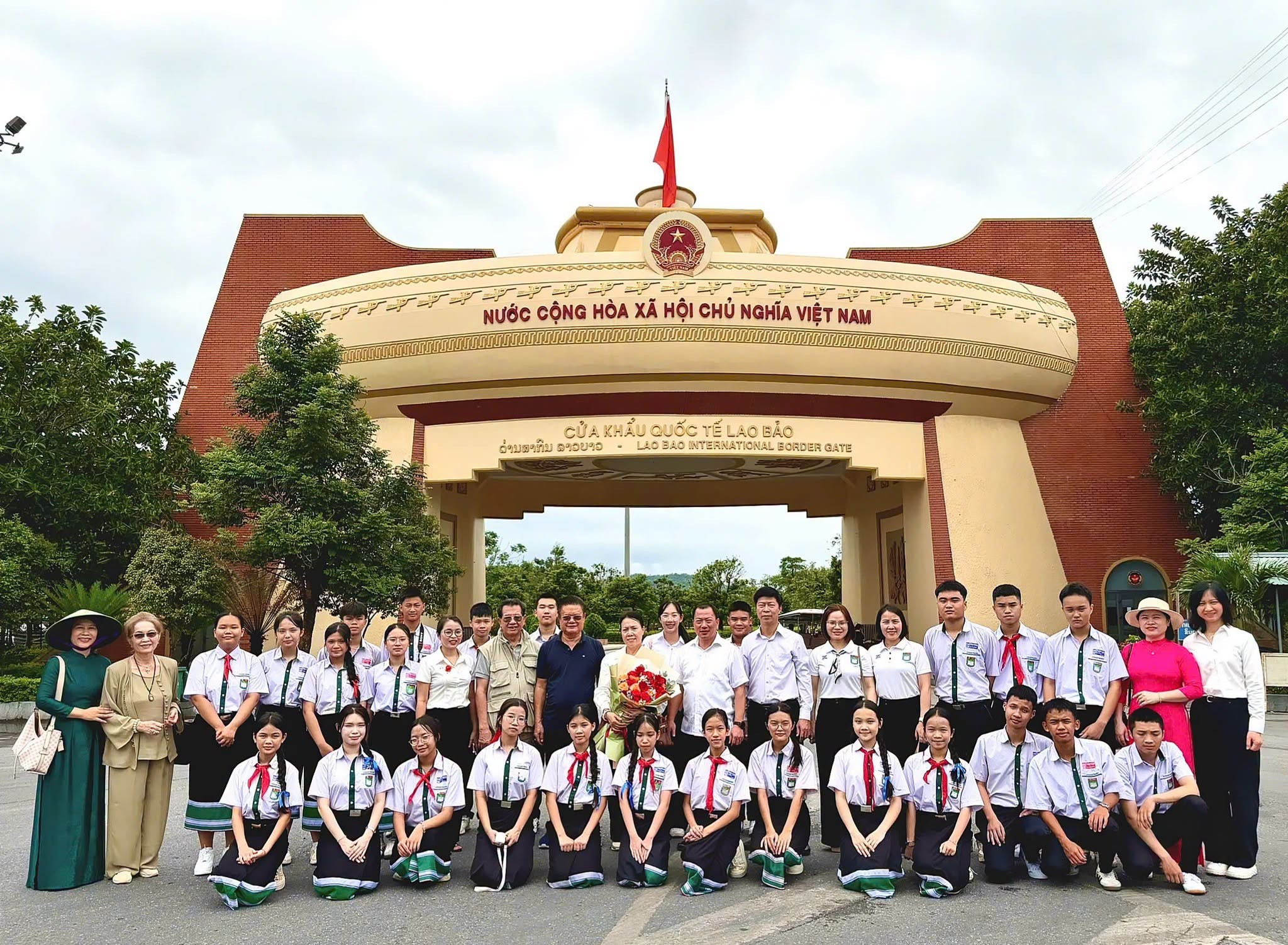 Học sinh Trường song ngữ Lào - Việt Nam Nguyễn Du thăm, trải nghiệm văn hóa, lịch sử Việt