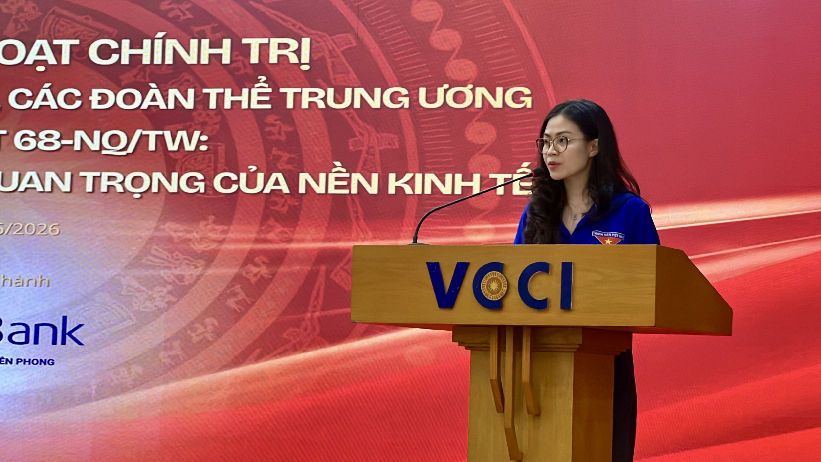 Chị Phạm Mỹ Lệ, Bí thư Đoàn Thanh niên Liên hiệp các tổ chức hữu nghị Việt Nam trình bày tham luận tại Tọa đàm Chị Phạm Mỹ Lệ, Bí thư Đoàn Thanh niên Liên hiệp các tổ chức hữu nghị Việt Nam trình bày tham luận tại Tọa đàm
