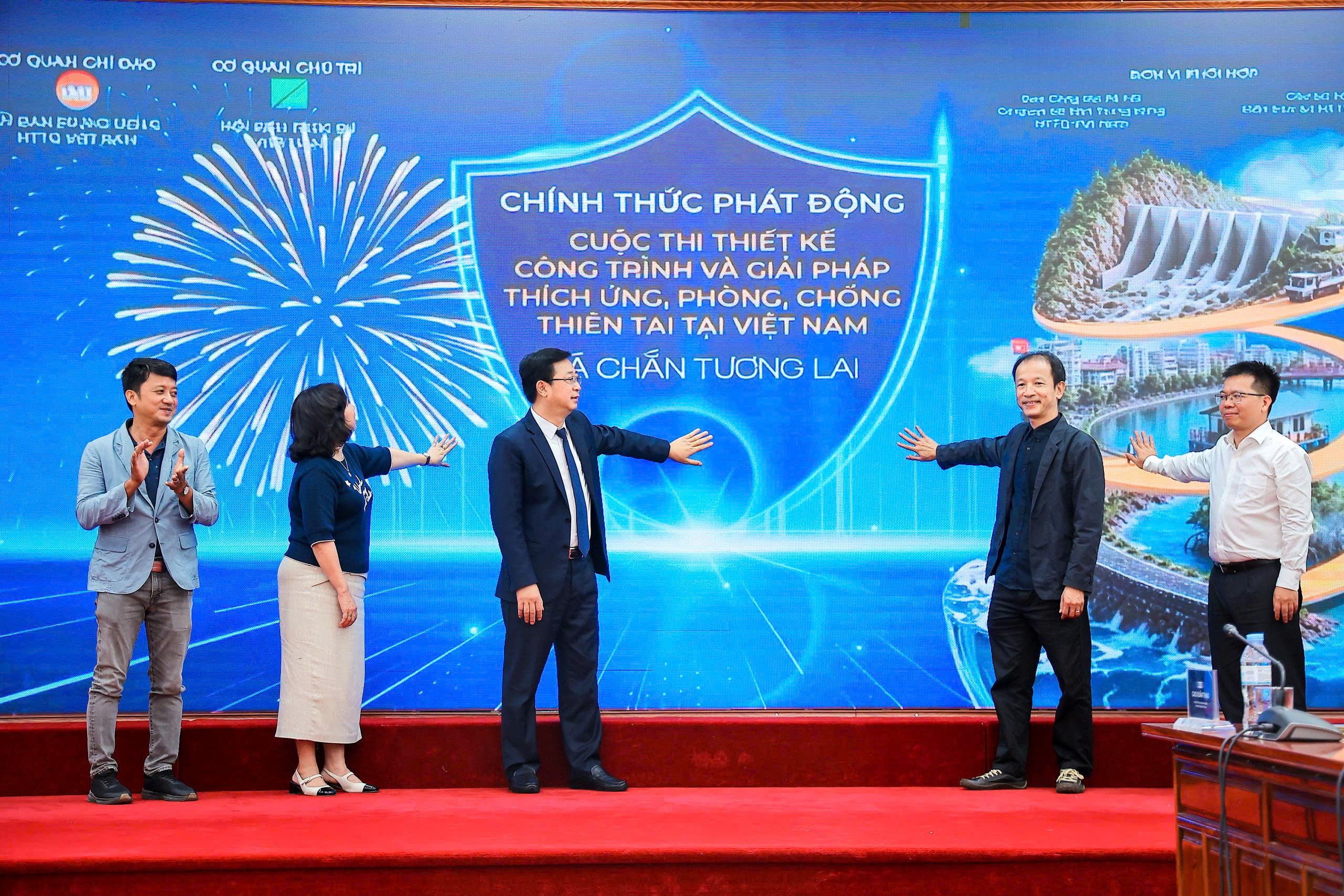 các đại biểu thực hiện nghi thức phát động cuộc thi Phát động Cuộc thi