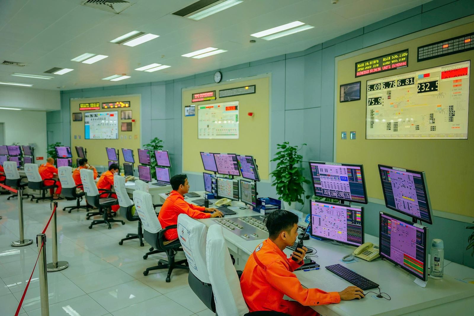 Các nhà máy điện của EVNGENCO1 được vận hành an toàn, ổn định, góp phần bảo đảm cung ứng điện cho hệ thống điện quốc gia trong 6 tháng đầu năm 2026 Các nhà máy điện của EVNGENCO1 được vận hành an toàn, ổn định, góp phần bảo đảm cung ứng điện cho hệ thống điện quốc gia trong 6 tháng đầu năm 2026