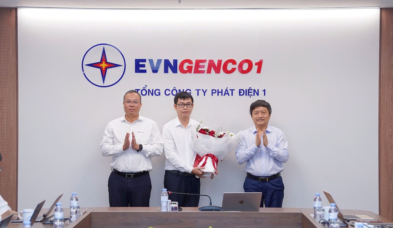 Lãnh đạo EVNGENCO1 trao Quyết định bổ nhiệm và chúc mừng ông Nguyễn Tiến Sáng Lãnh đạo EVNGENCO1 trao Quyết định bổ nhiệm và chúc mừng ông Nguyễn Tiến Sáng