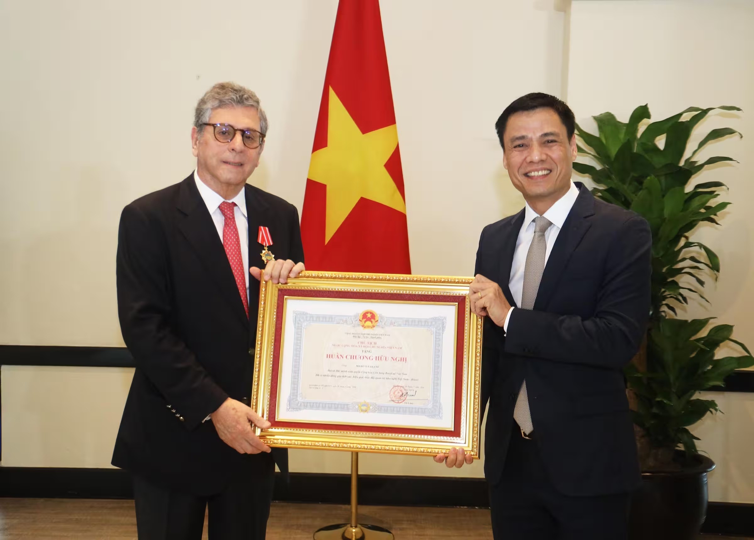 Thứ trưởng Bộ Ngoại giao Đặng Hoàng Giang đã trao Huân chương Hữu nghị cho Đại sứ Marco Farani.