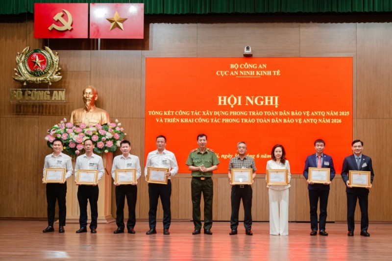 Lãnh đạo Ngân hàng SeAbank và nhiều cá nhân khác nhận Bằng khen của Bộ Công an và Giấy khen của Cục An ninh kinh tế vì Đã có thành tích trong phong trào toàn dân bảo vệ an ninh Tổ quốc năm 2025