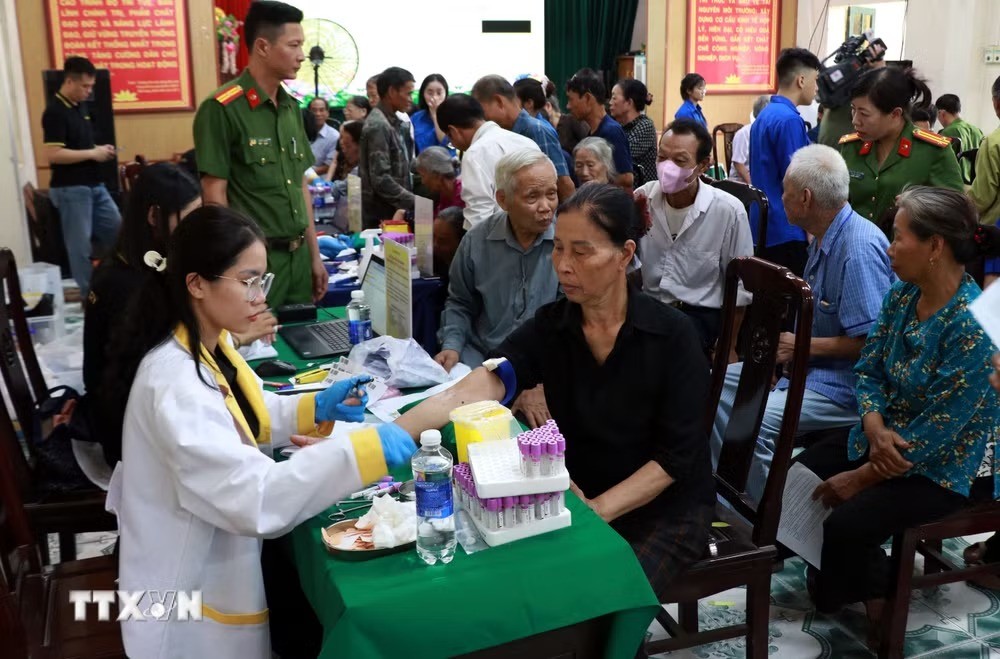Lấy mẫu ADN thân nhân liệt sỹ chưa xác định được thông tin tại xã Vạn Thắng (Ninh Bình). 