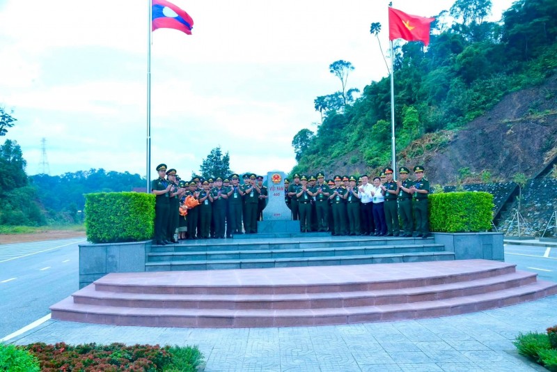Vun đắp tình hữu nghị qua Chương trình Giao lưu sĩ quan trẻ biên giới Việt Nam - Lào Vun đắp tình hữu nghị qua Chương trình Giao lưu sĩ quan trẻ biên giới Việt Nam - Lào