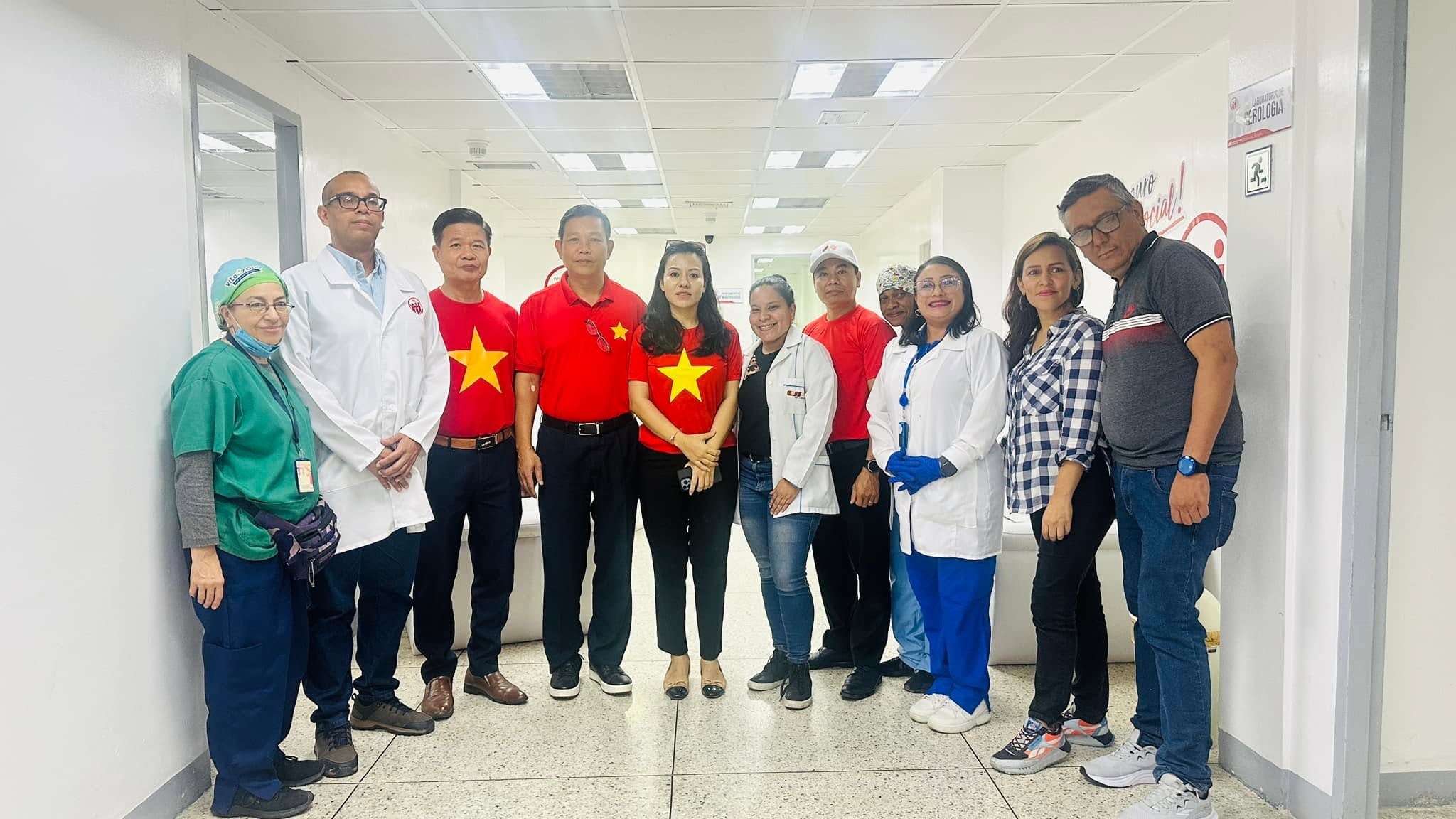 Những giọt máu hồng - ấm tình đoàn kết Việt Nam - Venezuela Những giọt máu hồng - ấm tình đoàn kết Việt Nam - Venezuela