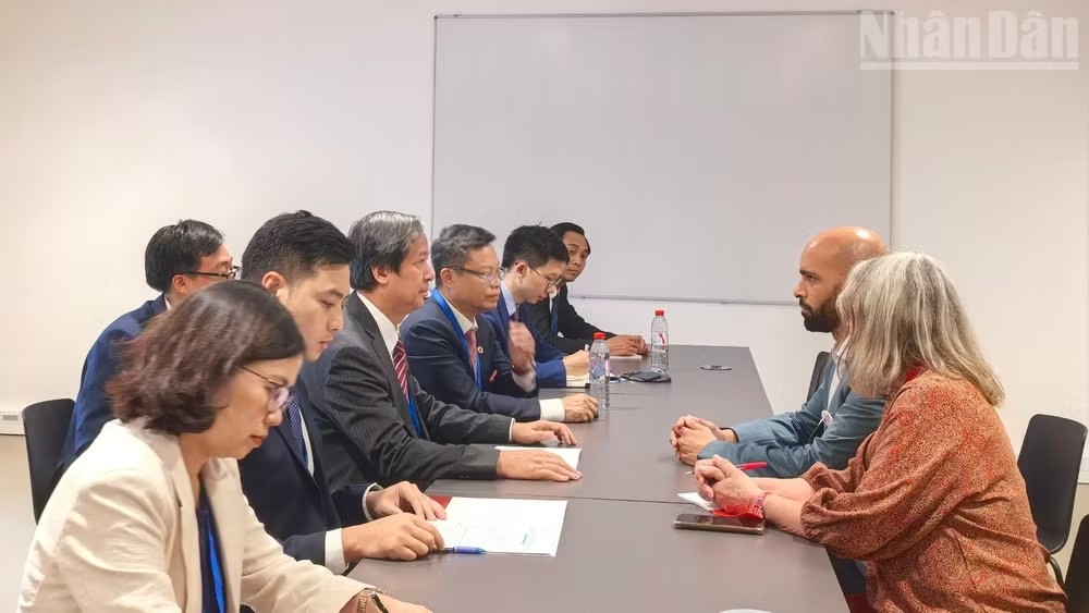Đoàn đại biểu Đảng ta dự Đại hội lần thứ 40 của Đảng Cộng sản Pháp Đoàn đại biểu Đảng ta dự Đại hội lần thứ 40 của Đảng Cộng sản Pháp