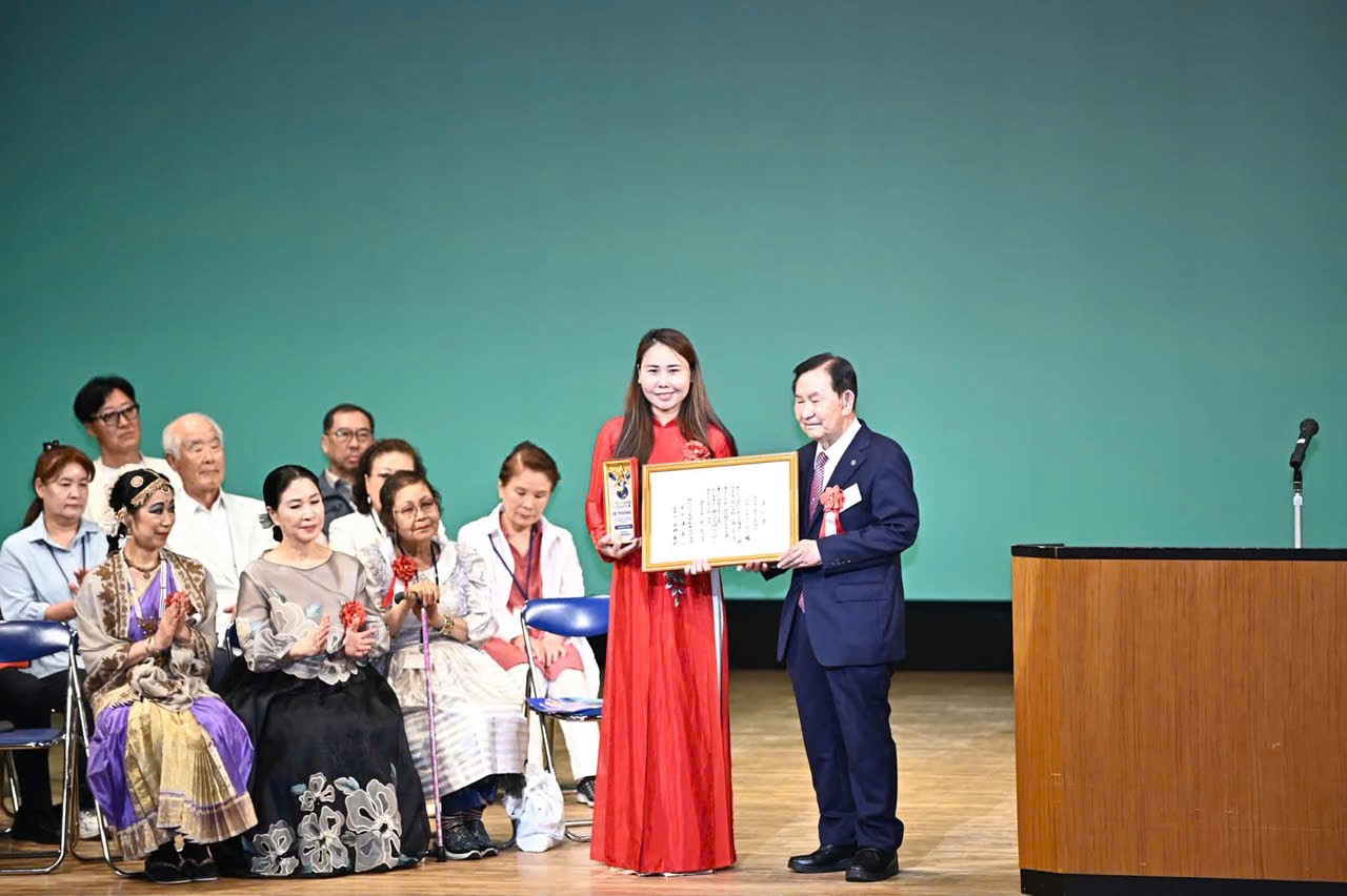 Đại diện Việt Nam nhận Giải thưởng Cộng đồng cho Công dân Toàn cầu Đại diện Việt Nam nhận Giải thưởng Cộng đồng cho Công dân Toàn cầu