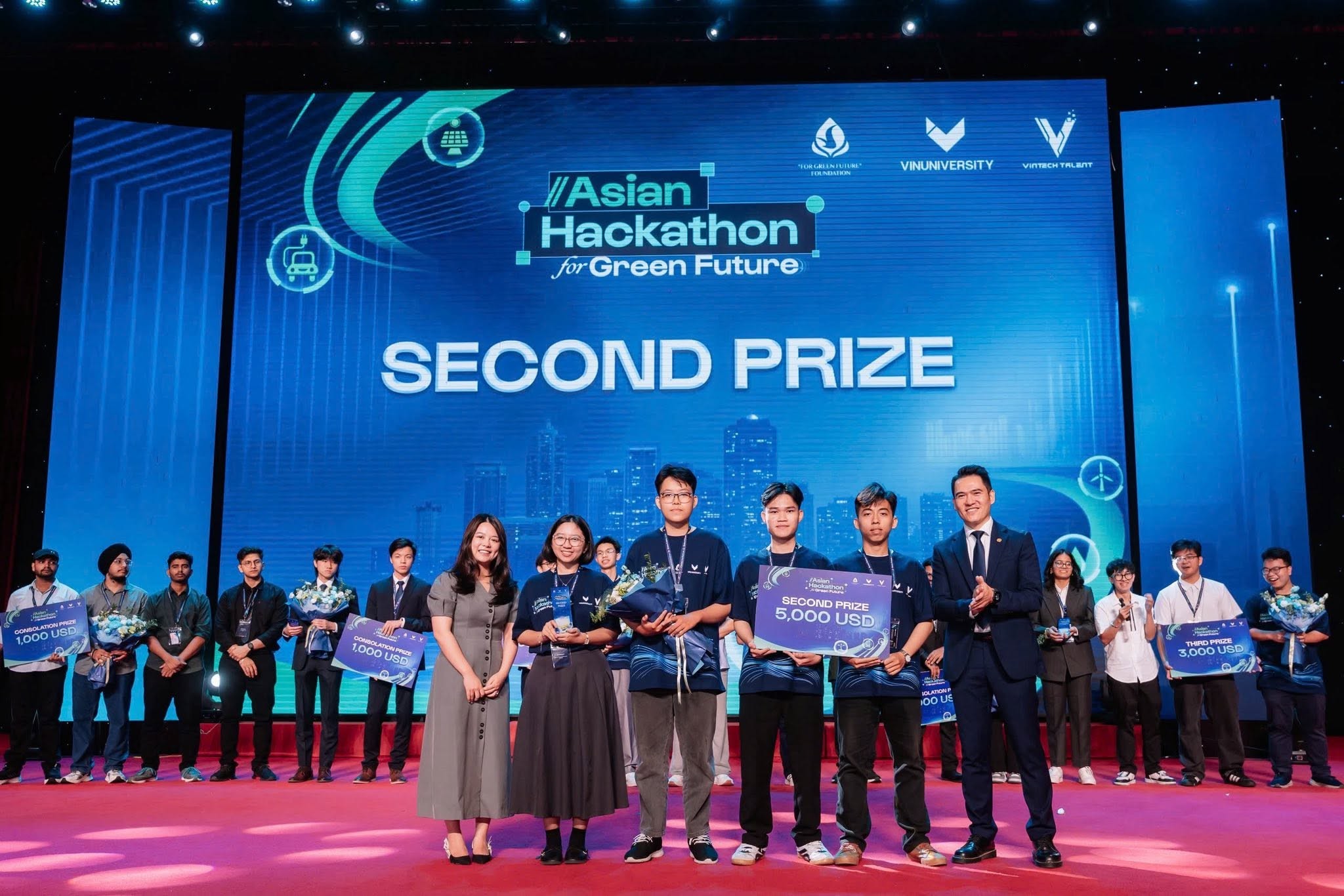 Đội thi VFluxion được trao Giải Nhì với dự án nền tảng điều phối năng lượng hai chiều nhằm kéo dài tuổi thọ pin và tăng cường khả năng chống chịu của lưới điện. (Ảnh: BTC) Đội thi VFluxion được trao Giải Nhì với dự án nền tảng điều phối năng lượng hai chiều nhằm kéo dài tuổi thọ pin và tăng cường khả năng chống chịu của lưới điện. (Ảnh: BTC)
