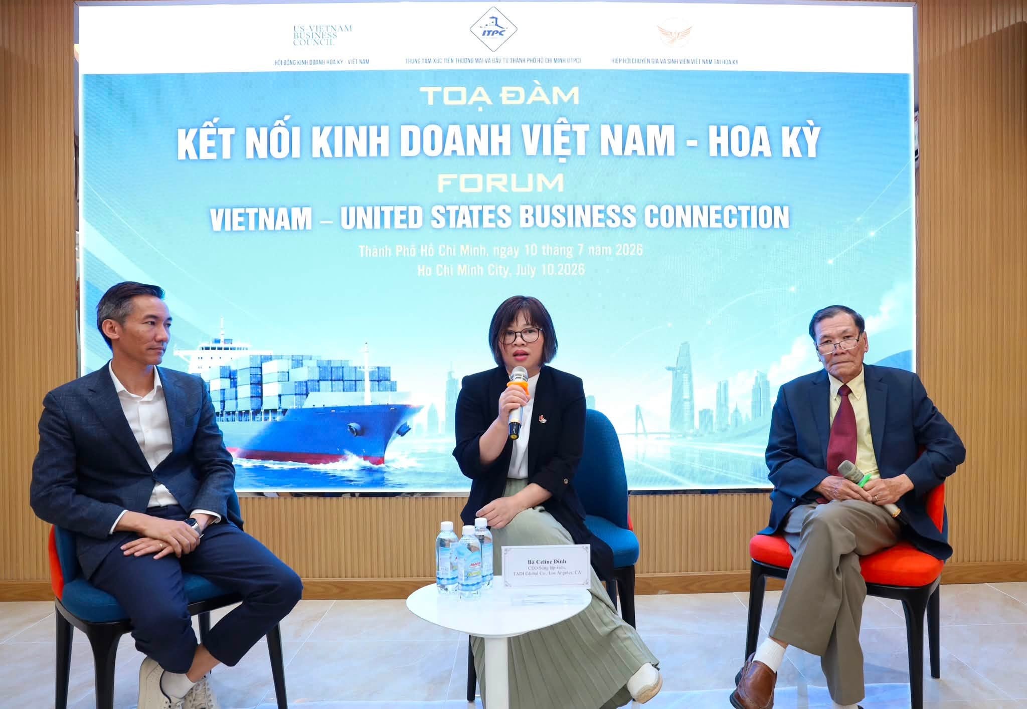 Các chuyên gia chia sẻ cơ hội đầu tư kinh doanh vào Hoa Kỳ tại toạ đàm. (Ảnh: Xuân Anh/TTXVN) Các chuyên gia chia sẻ cơ hội đầu tư kinh doanh vào Hoa Kỳ tại toạ đàm. (Ảnh: Xuân Anh/TTXVN)