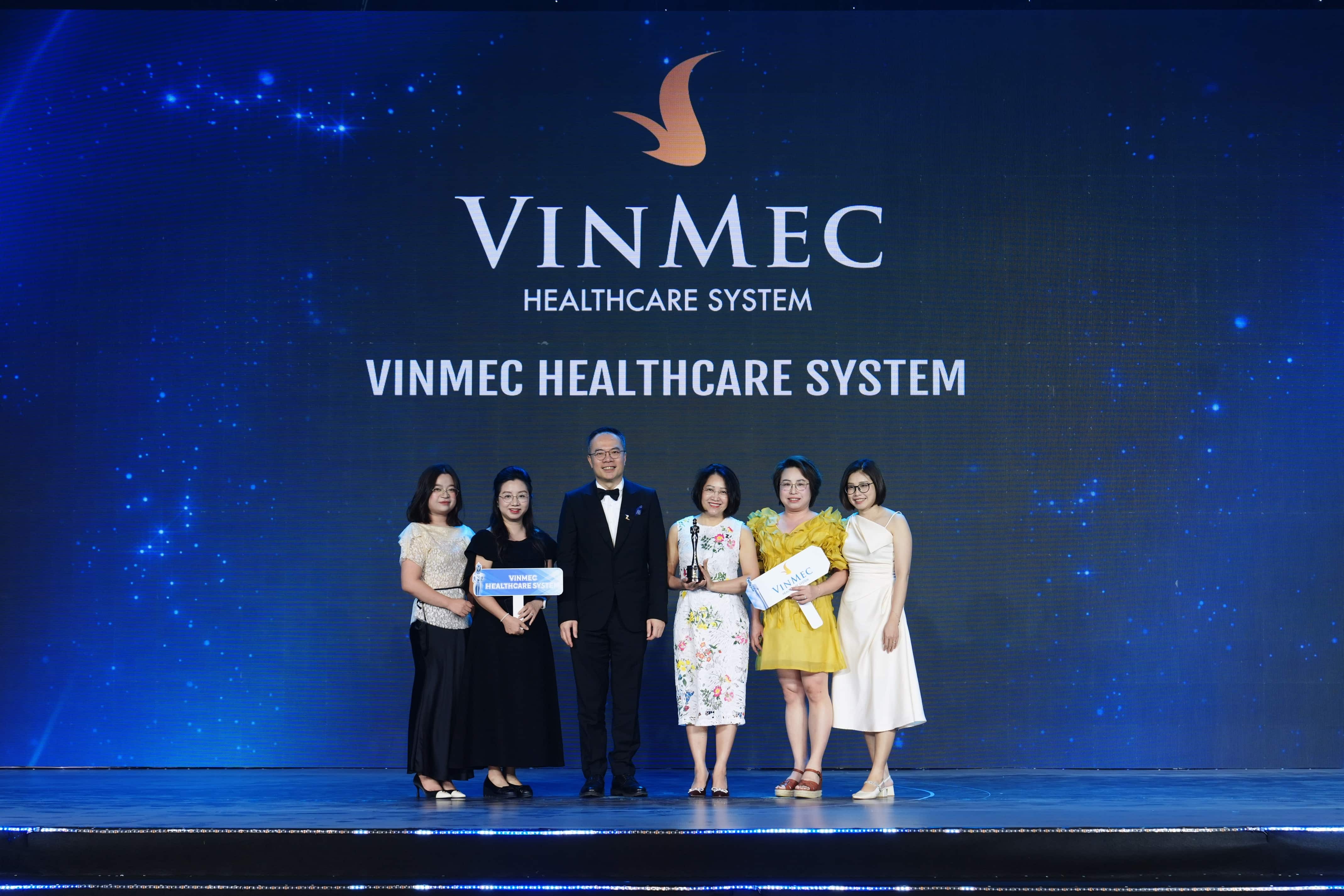 Đại diện Hệ thống Y tế Vinmec nhận danh hiệu Vinmec “lập hat-trick” tại HR Asia Awards, khẳng định chiến lược lấy con người làm gốc