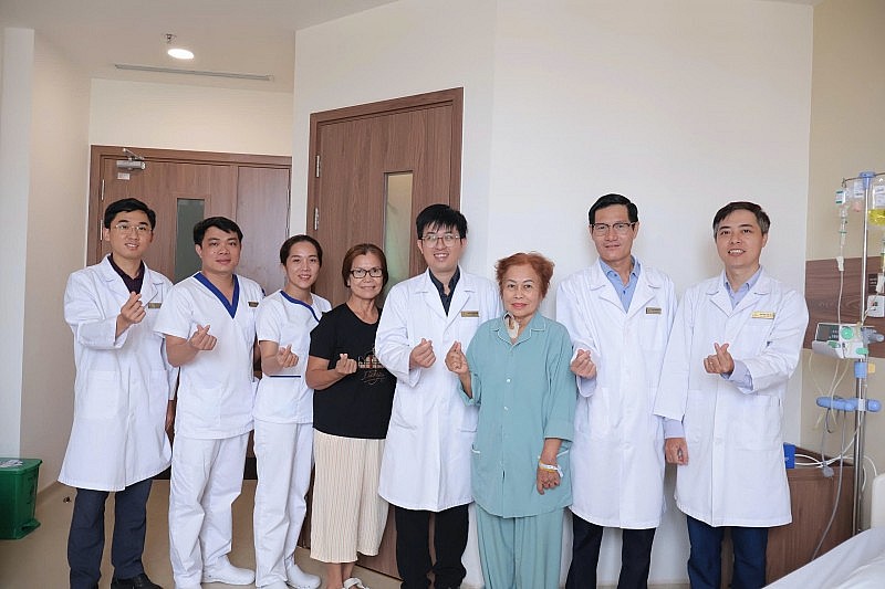 Người bệnh phục hồi tốt sau hành trình điều trị phức tạp. Người bệnh phục hồi tốt sau hành trình điều trị phức tạp.