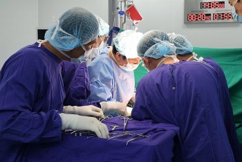 vinmec can tho cuu benh nhan 75 tuoi co khoi u gan lon gan bang qua buoi