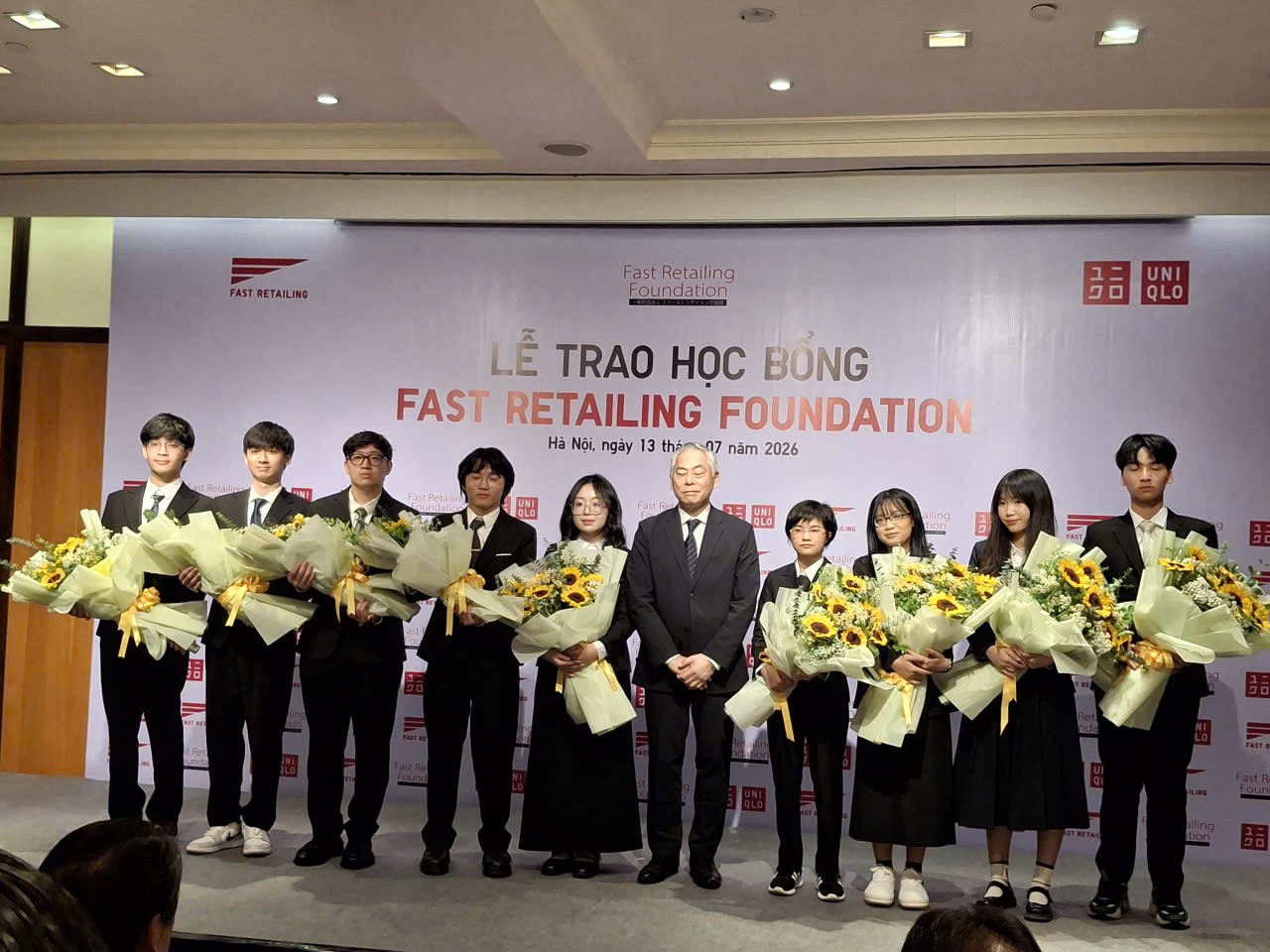 9 học sinh Việt Nam xuất sắc nhận học bổng toàn phần tại Nhật Bản từ Qũy Fast Retailing năm 2026. Ảnh: LS