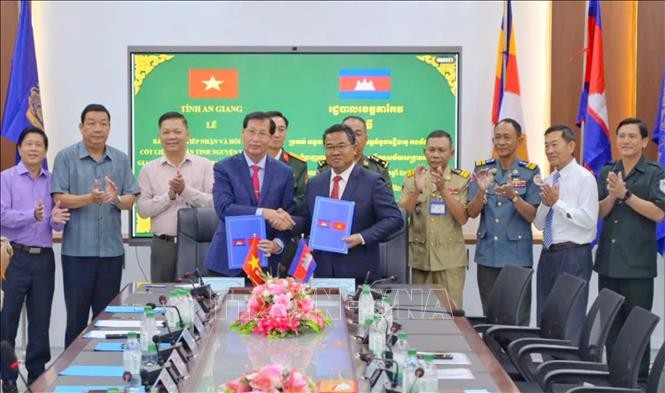 Ban chuyên trách 2 tỉnh ký kết biên bản bàn giao, tiếp nhận hài cốt liệt sĩ. Ảnh: TTXVN phát Ban chuyên trách 2 tỉnh ký kết biên bản bàn giao, tiếp nhận hài cốt liệt sĩ. Ảnh: TTXVN phát
