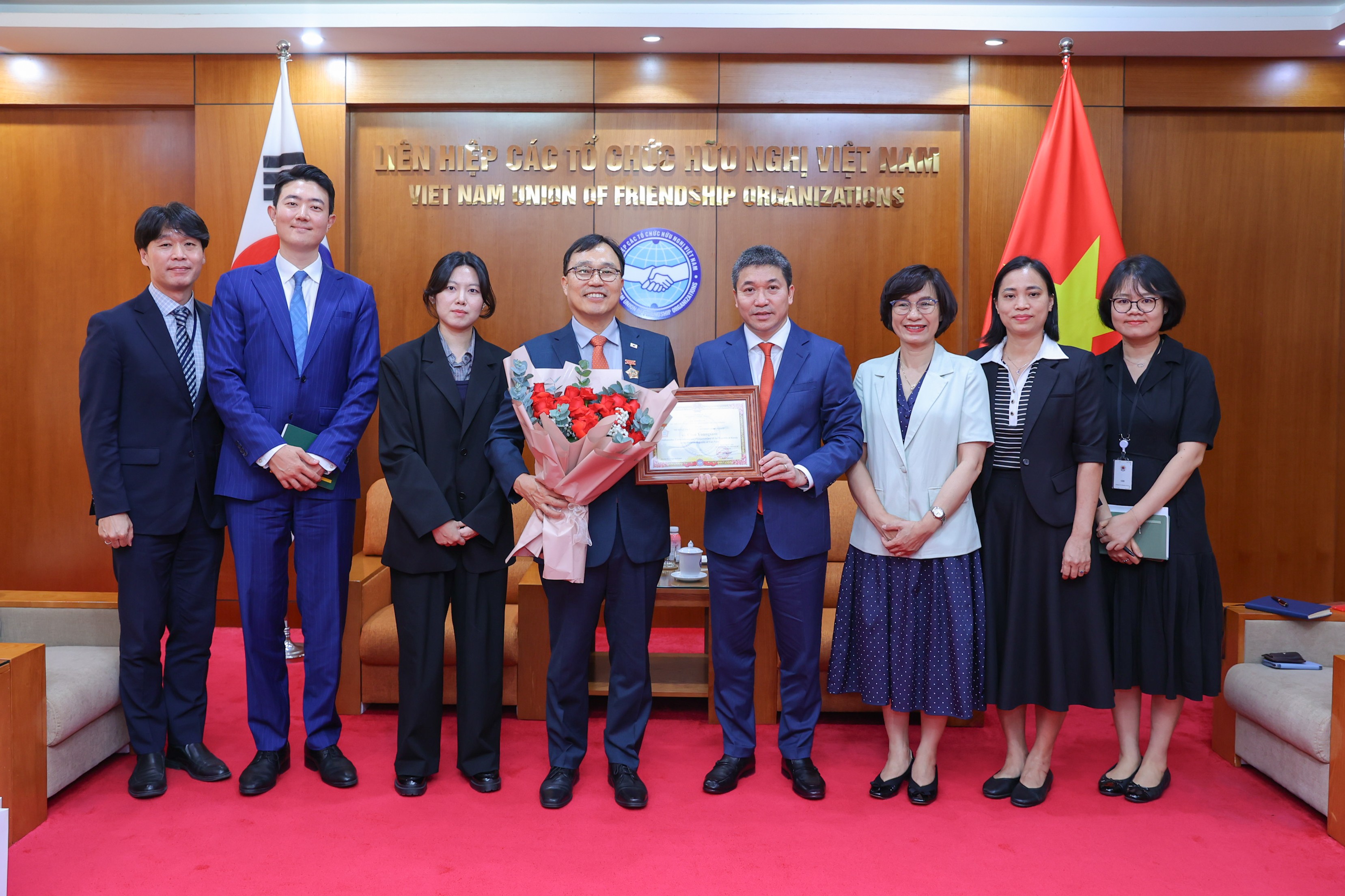 Trao tặng Đại sứ Choi Young Sam Kỷ niệm chương Vì Hoà bình, hữu nghị giữa các dân tộc Trao tặng Đại sứ Choi Young Sam Kỷ niệm chương Vì Hoà bình, hữu nghị giữa các dân tộc