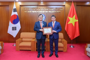 trao tang dai su choi young sam ky niem chuong vi hoa binh huu nghi giua cac dan toc