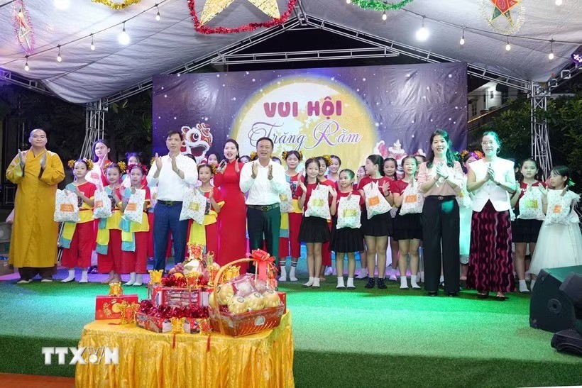 Dấu mốc hoàn thiện hệ thống cộng đồng người Việt tại Lào Dấu mốc hoàn thiện hệ thống cộng đồng người Việt tại Lào
