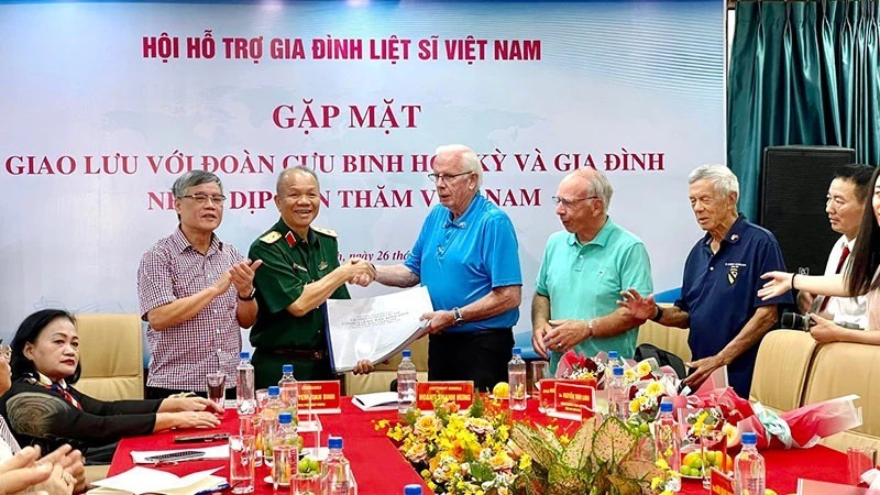 Cựu chiến binh Mỹ Bob Connor (thứ 3 từ trái sang) trao hồ sơ thông tin mộ liệt sĩ cho Trung tướng Hoàng Khánh Hưng, Chủ tịch Hội Hỗ trợ gia đình liệt sĩ Việt Nam. Cựu chiến binh Mỹ Bob Connor (thứ 3 từ trái sang) trao hồ sơ thông tin mộ liệt sĩ cho Trung tướng Hoàng Khánh Hưng, Chủ tịch Hội Hỗ trợ gia đình liệt sĩ Việt Nam.