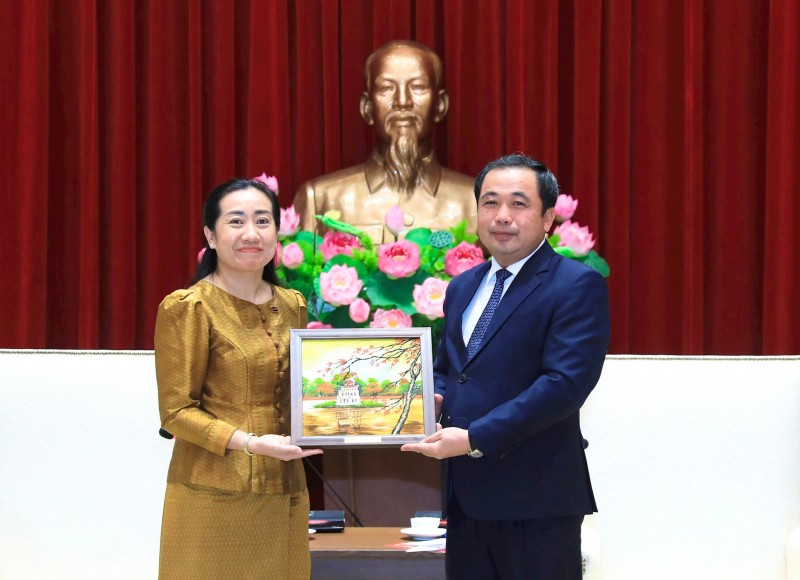 Uỷ viên Bộ Chính trị, Bí thư Thành ủy Trần Đức Thắng (phải) trao quà lưu niệm của Thành phố cho Đại sứ Campuchia Touch Sopharath Uỷ viên Bộ Chính trị, Bí thư Thành ủy Trần Đức Thắng (phải) trao quà lưu niệm của Thành phố cho Đại sứ Campuchia Touch Sopharath