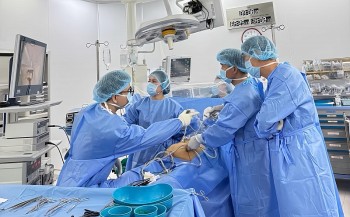 vinmec da na ng mo cap cuu loai bo khoi u buong trung khong lo cho benh nhan suy than