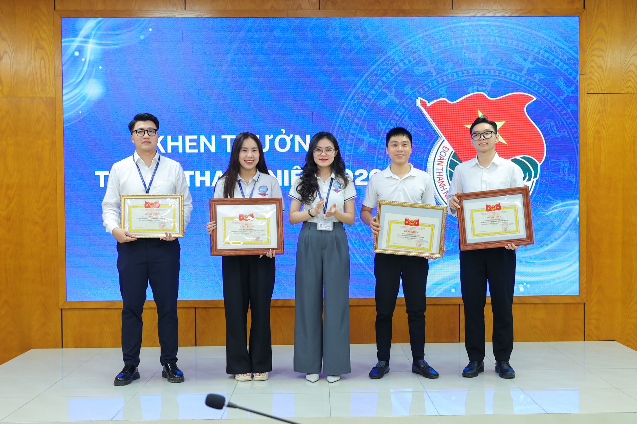 Ban Tổ chức trao bằng khen của Đoàn Thanh niên Mặt trận Tổ quốc, các đoàn thể Trung ương trao tặng cho các cá nhân có thành tích xuất sắc, hoạt động tích cực. (Ảnh: Đinh Hòa) Ban Tổ chức trao bằng khen của Đoàn Thanh niên Mặt trận Tổ quốc, các đoàn thể Trung ương trao tặng cho các cá nhân có thành tích xuất sắc, hoạt động tích cực. (Ảnh: Đinh Hòa)