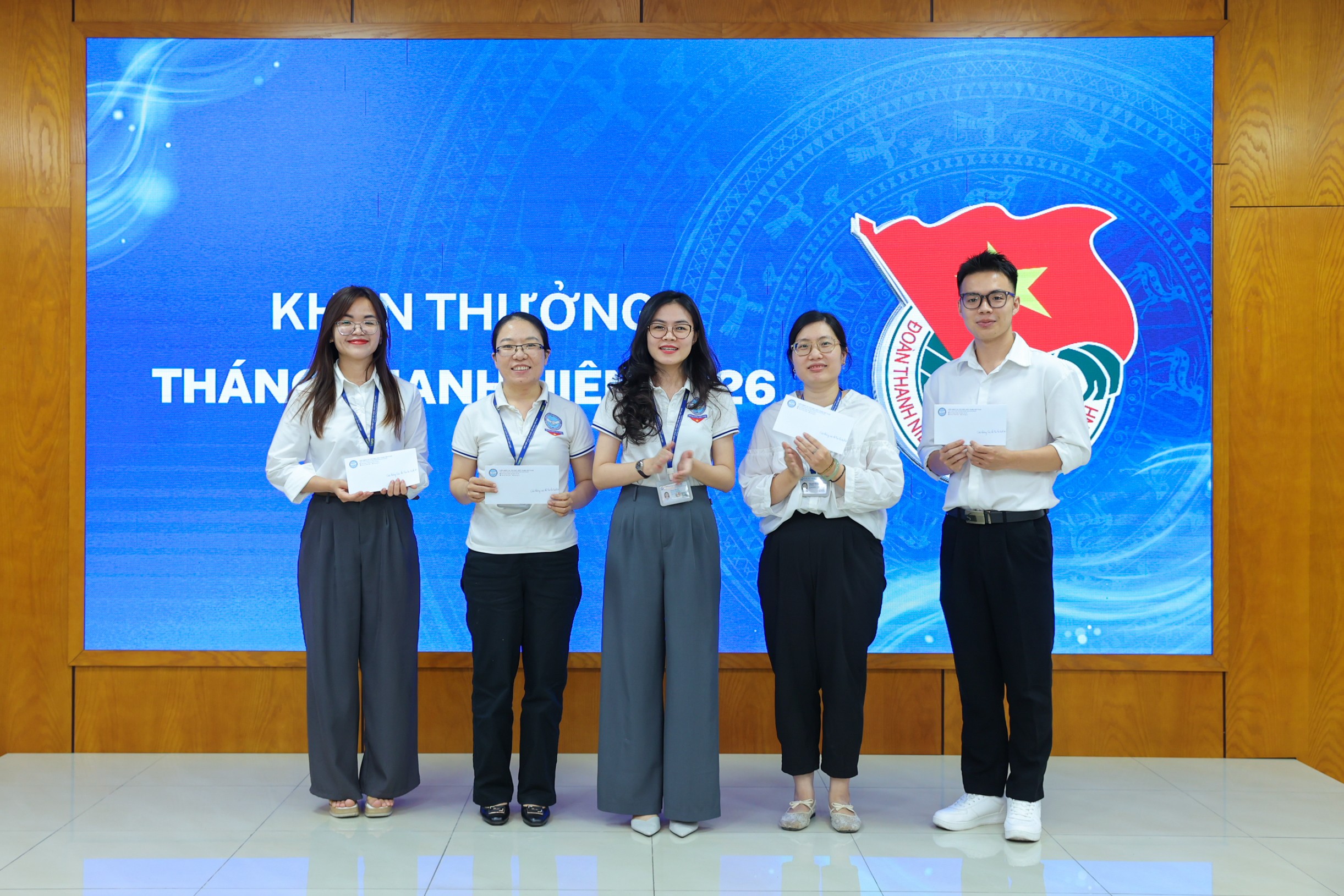 Ban tổ chức trao thưởng các đoàn viên có thành tích nổi bật tại Giải chạy Xây dựng đội ngũ cán bộ trẻ Liên hiệp các tổ chức hữu nghị Việt Nam bản lĩnh, năng động