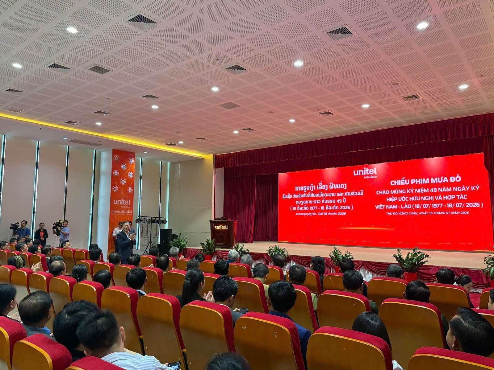 “Mưa Đỏ” kết nối ký ức lịch sử, vun đắp tình hữu nghị Việt Nam - Lào “Mưa Đỏ” kết nối ký ức lịch sử, vun đắp tình hữu nghị Việt Nam - Lào