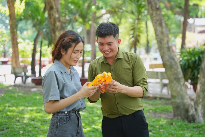 Sau khi uống, nhiều người nán lại thêm vài phút để xé nhãn, lấy mã và nhập vào điện thoại. Sau khi uống, nhiều người nán lại thêm vài phút để xé nhãn, lấy mã và nhập vào điện thoại.