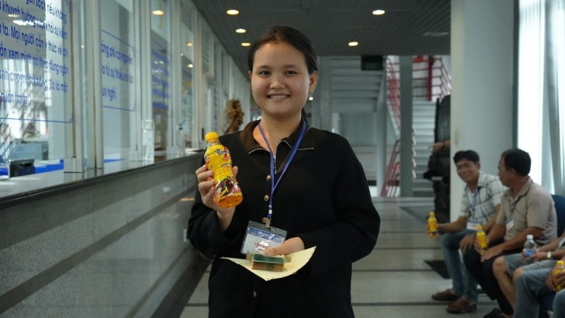 Niềm vui của Chị Lê Thị Ngọc Trang khi tận tay nhận giải nhất trị giá 50 triệu đồng nhờ uống Number 1 để tiếp thêm năng lượng để chạy đua với công việc bán hàng trong hè 2025. Niềm vui của Chị Lê Thị Ngọc Trang khi tận tay nhận giải nhất trị giá 50 triệu đồng nhờ uống Number 1 để tiếp thêm năng lượng để chạy đua với công việc bán hàng trong hè 2025.