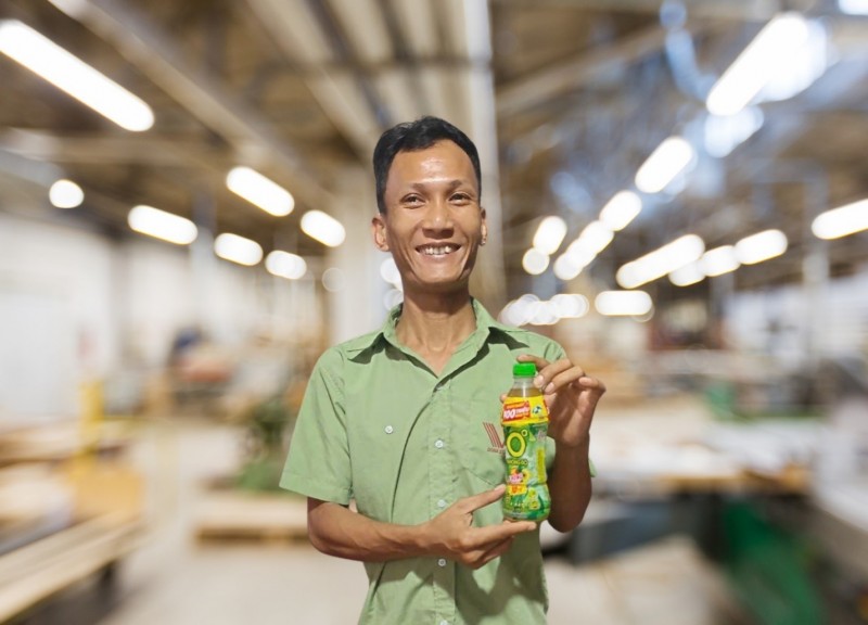 Anh Nguyễn Xuân Trung là khách hàng may mắn nhất trong hè 2025 khi trúng 100 triệu đồng nhờ giải nhiệt, giảm căng thẳng mỗi ngày với Trà Xanh Không Độ. (Ảnh NVCC). Anh Nguyễn Xuân Trung là khách hàng may mắn nhất trong hè 2025 khi trúng 100 triệu đồng nhờ giải nhiệt, giảm căng thẳng mỗi ngày với Trà Xanh Không Độ. (Ảnh NVCC).