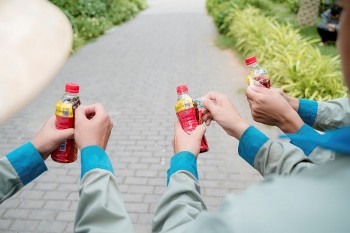tu mot chai nuoc giai khat den co hoi trung 100 trieu dong dieu gi dang thu hut nguoi tieu dung