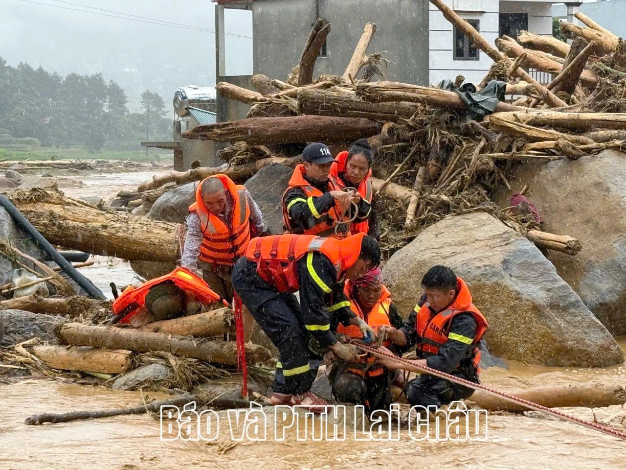Phòng Cảnh sát Phòng cháy, chữa cháy và Cứu nạn, cứu hộ - Công an tỉnh huy động lực lượng hỗ trợ người dân xã Mường Than. Phòng Cảnh sát Phòng cháy, chữa cháy và Cứu nạn, cứu hộ - Công an tỉnh huy động lực lượng hỗ trợ người dân xã Mường Than.