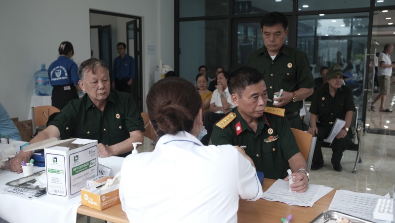 UBND phường Hoàng Liệt phối hợp với Bệnh viện Đại học Y Dược, Đại học Quốc gia Hà Nội (cơ sở Linh Đàm) khám sức khỏe, tư vấn miễn phí cho người có công. (Ảnh: T.L) UBND phường Hoàng Liệt phối hợp với Bệnh viện Đại học Y Dược, Đại học Quốc gia Hà Nội (cơ sở Linh Đàm) khám sức khỏe, tư vấn miễn phí cho người có công. (Ảnh: T.L)