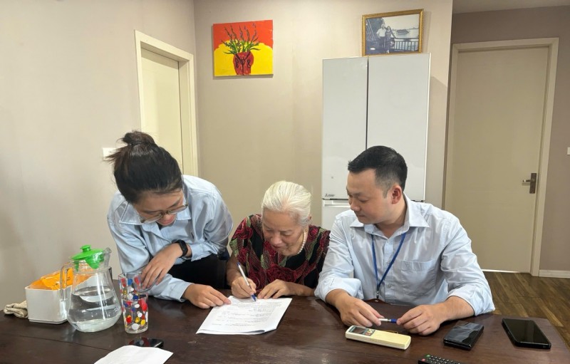 Người dân lưu ý, Trung tâm Phục vụ hành chính công Thành phố sẽ tới tận nhà hỗ trợ công dân cao tuổi thực hiện uỷ quyền BHXH theo quy định: không thu phí, không yêu cầu cài đặt ứng dụng lạ. (Ảnh: TTPVHCCHN) Người dân lưu ý, Trung tâm Phục vụ hành chính công Thành phố sẽ tới tận nhà hỗ trợ công dân cao tuổi thực hiện uỷ quyền BHXH theo quy định: không thu phí, không yêu cầu cài đặt ứng dụng lạ. (Ảnh: TTPVHCCHN)