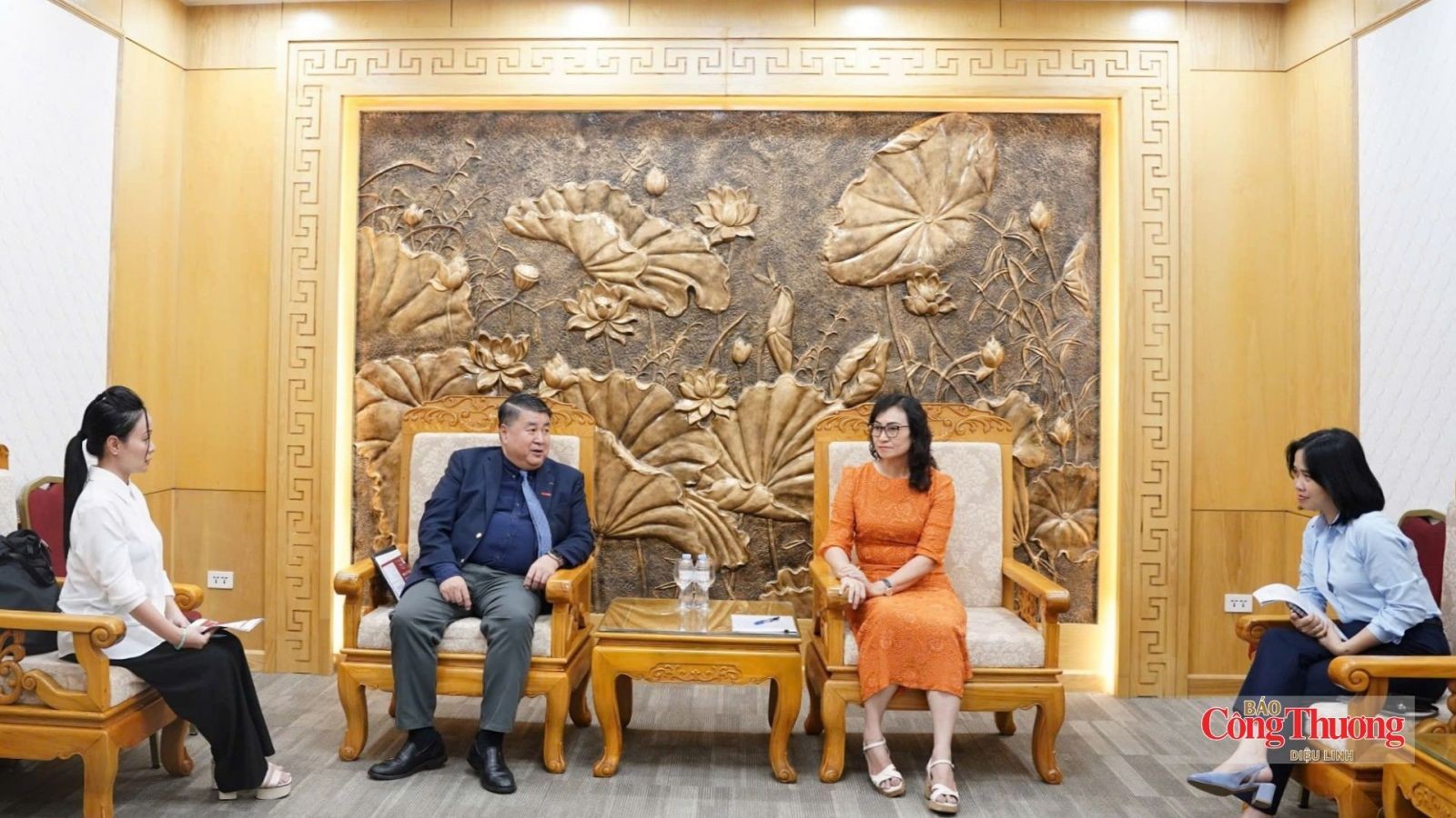 Thúc đẩy đưa hàng Việt vào hệ thống phân phối và thị trường quốc tế Thúc đẩy đưa hàng Việt vào hệ thống phân phối và thị trường quốc tế