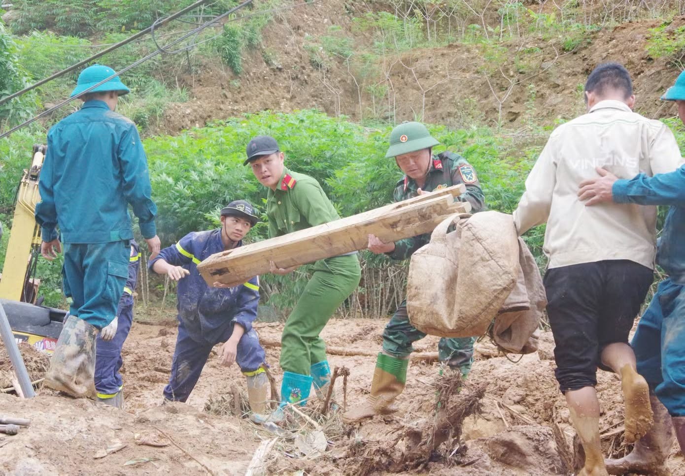 lực lượng bộ đội biên phòng tỉnh Lai Châu cùng 2 chó nghiệp vụ của Trường Trung cấp 24 Biên phòng được huy động tìm kiếm 4 người mất tích sau trận lũ quét ở xã Mường Than. lực lượng bộ đội biên phòng tỉnh Lai Châu cùng 2 chó nghiệp vụ của Trường Trung cấp 24 Biên phòng được huy động tìm kiếm 4 người mất tích sau trận lũ quét ở xã Mường Than.
