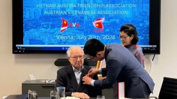trao tang hoi ao viet va ong peter jankowitsch huan chuong huu nghi cua chu tich nuoc
