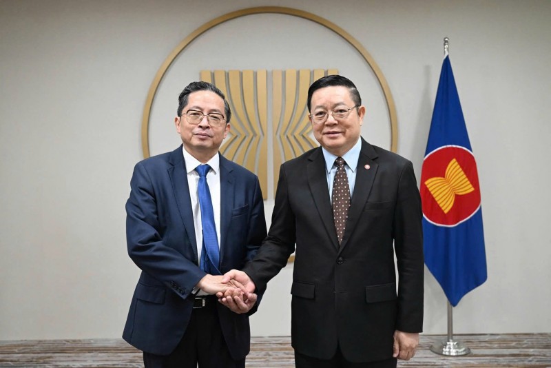 Ông Trần Kim Chung - Chủ tịch CT Group (trái) cùng TS. Kao Kim Hourn - Tổng Thư ký ASEAN (phải) tại trụ sở Ban Thư ký ASEAN (Jakarta, Indonesia)