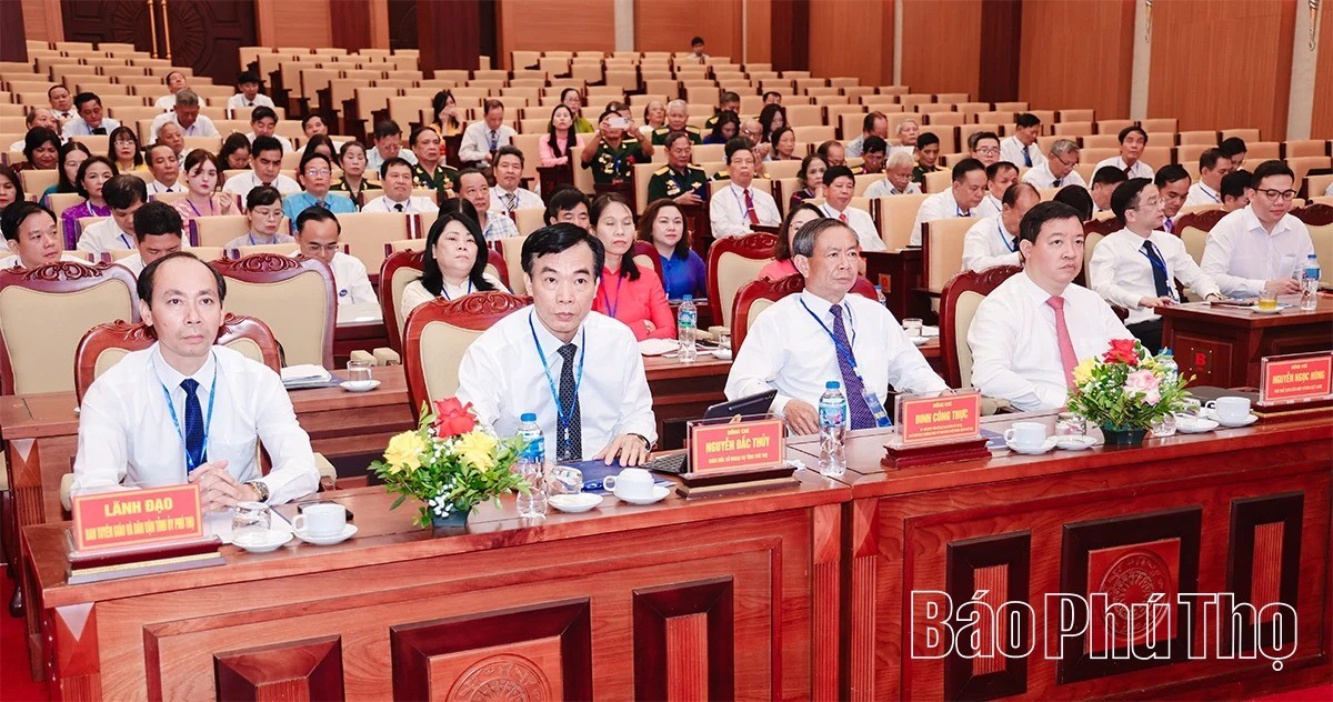 Đồng chí Đinh Công Thực - Phó Chủ tịch Thường trực Ủy ban MTTQ tỉnh Phú Thọ và các đại biểu dự Đại hội.