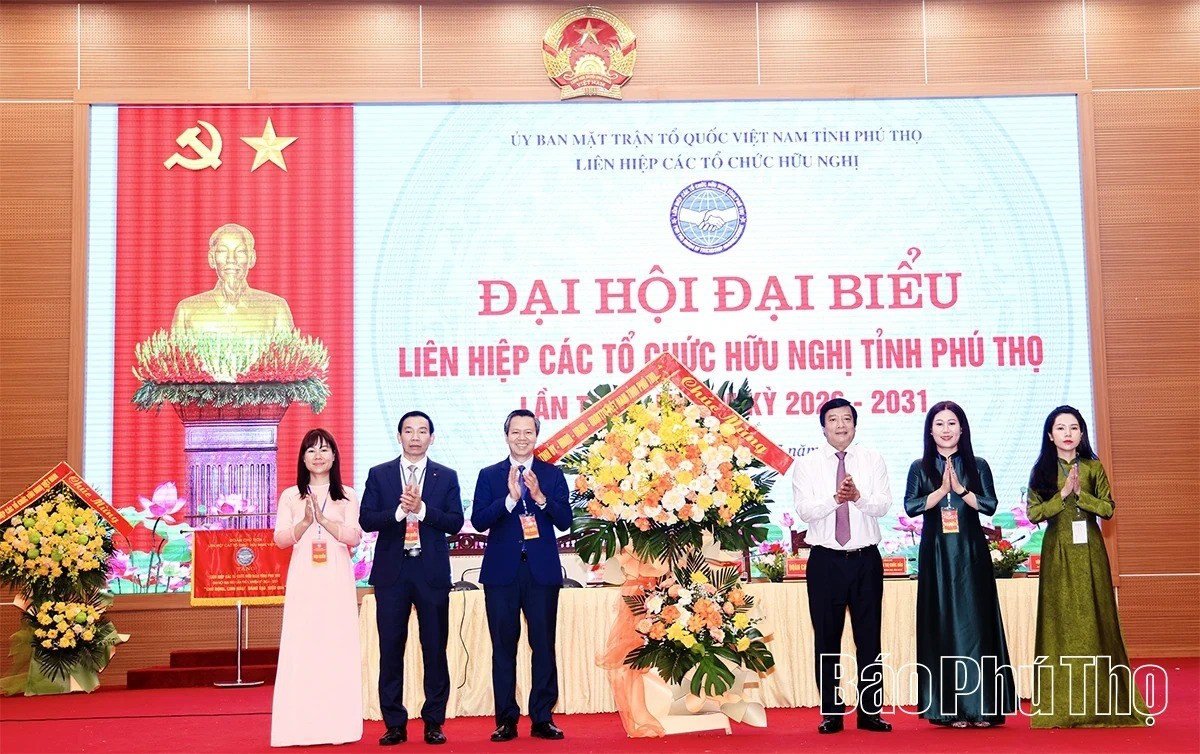 Phó Bí thư Tỉnh ủy Nguyễn Mạnh Sơn tặng hoa chúc mừng Đại hội.