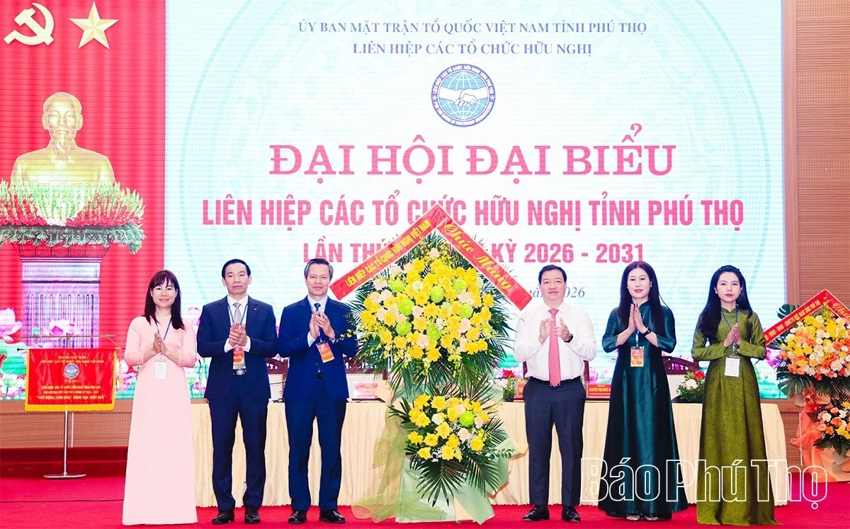 Phó Chủ tịch Liên hiệp các tổ chức hữu nghị Việt Nam Nguyễn Ngọc Hùng tặng hoa chúc mừng Đại hội.