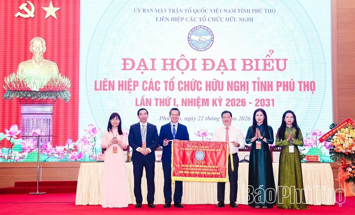 Các đại biểu chụp ảnh lưu niệm cùng Ban Chấp hành Liên hiệp các tổ chức hữu nghị tỉnh nhiệm kỳ 2026 - 2031.