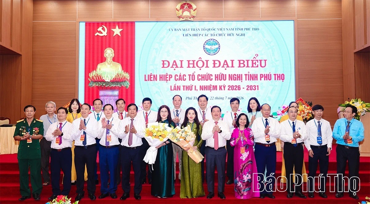 Đồng chí Nguyễn Thị Chúc Hảo - Chủ tịch Liên hiệp các tổ chức hữu nghị tỉnh nhiệm kỳ 2026-2031 tặng hoa chúc mừng các đồng chí không tham gia Ban Chấp hành Liên hiệp các tổ chức hữu nghị tỉnh nhiệm kỳ 2026-2031.