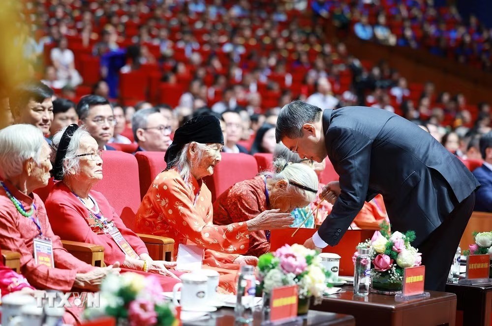 Thủ tướng Lê Minh Hưng tặng quà cho các Mẹ Việt Nam Anh hùng dự Hội nghị Tri ân người có công với cách mạng toàn quốc năm 2026. (Ảnh: Dương Giang/TTXVN)