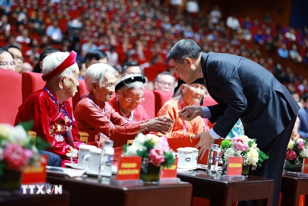 Thủ tướng Lê Minh Hưng tặng quà cho các Mẹ Việt Nam Anh hùng dự Hội nghị Tri ân người có công với cách mạng toàn quốc năm 2026. (Ảnh: Dương Giang/TTXVN)