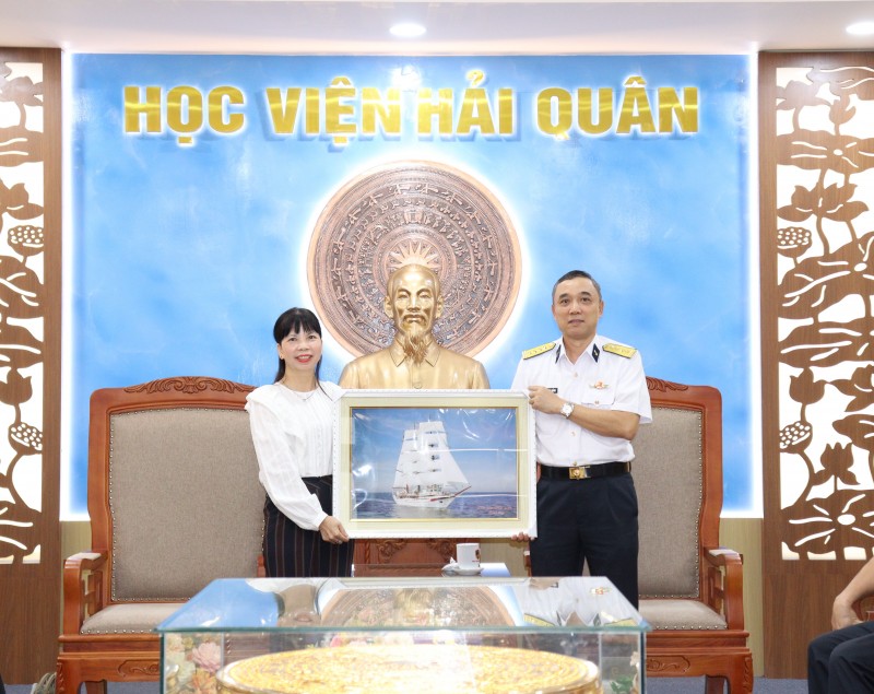 Kiều bào trẻ tìm hiểu về biển, đảo quê hương