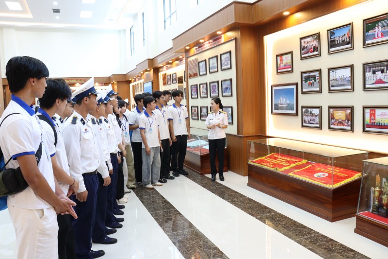 Kiều bào trẻ tìm hiểu về biển, đảo quê hương